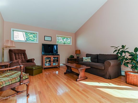 4th image of 22 Pocahontas St W