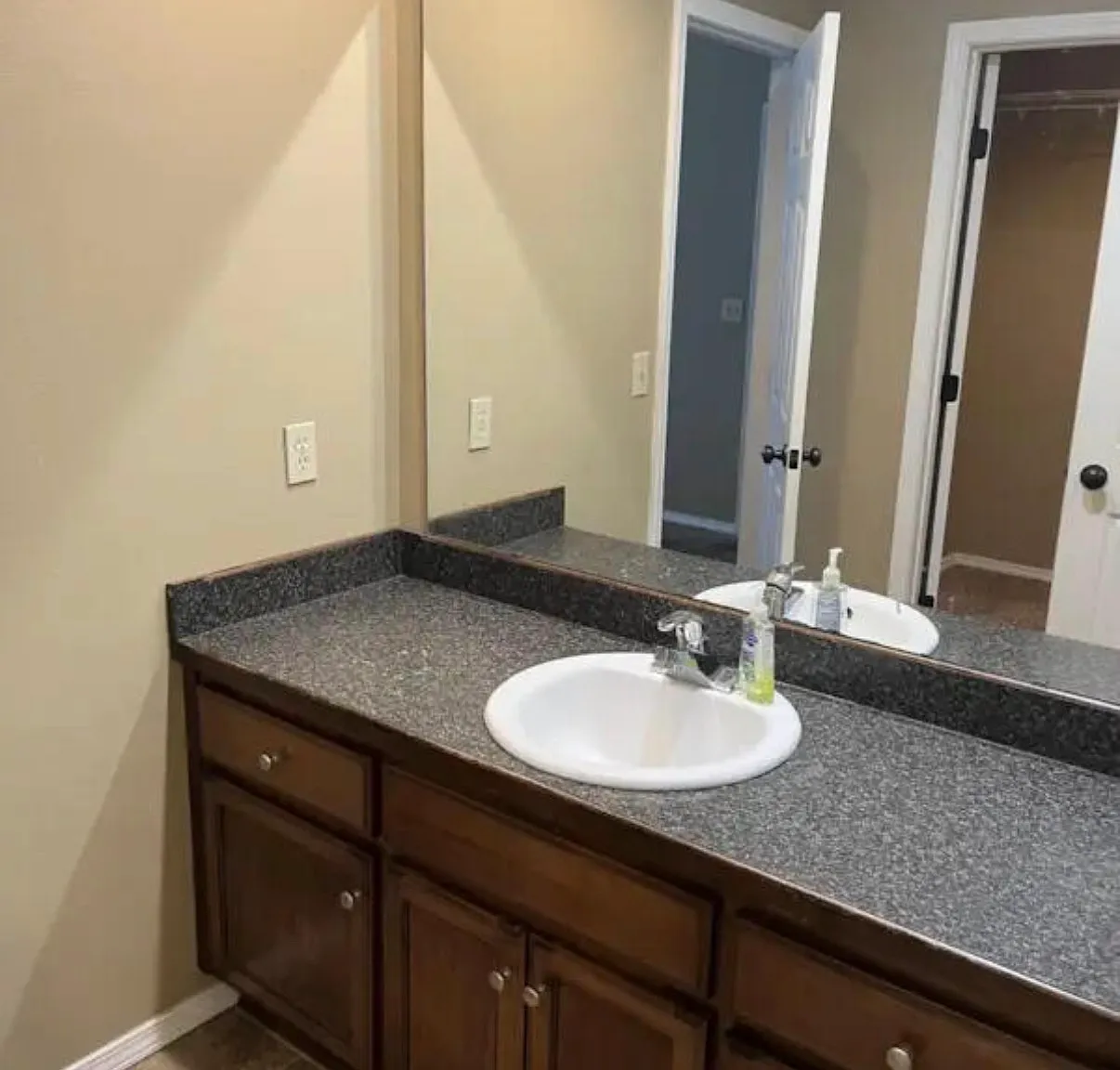 4 bed, 1595 sqft, $1,950 — Photo 4