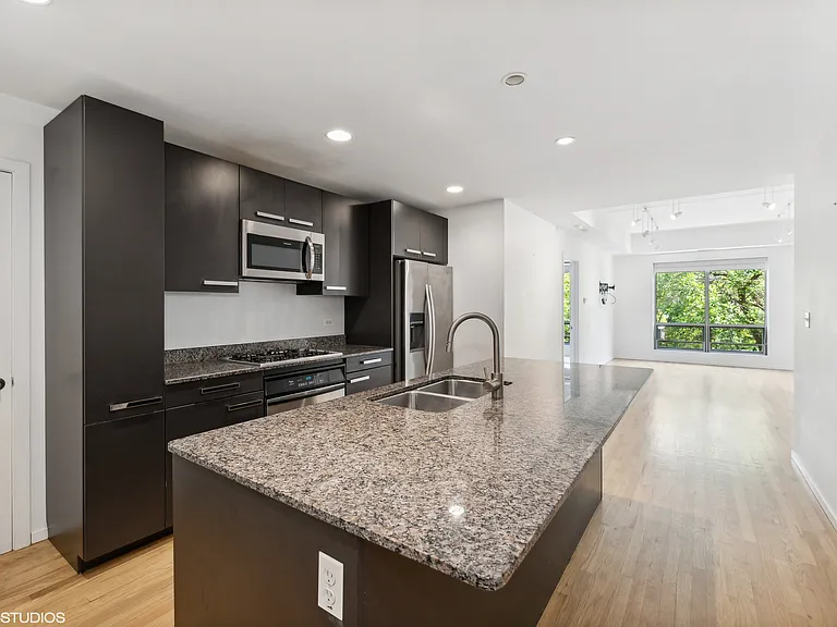 1422 N La Salle St #302 — Photo 2