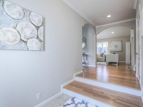 3rd image of 1769 Laurentian Way