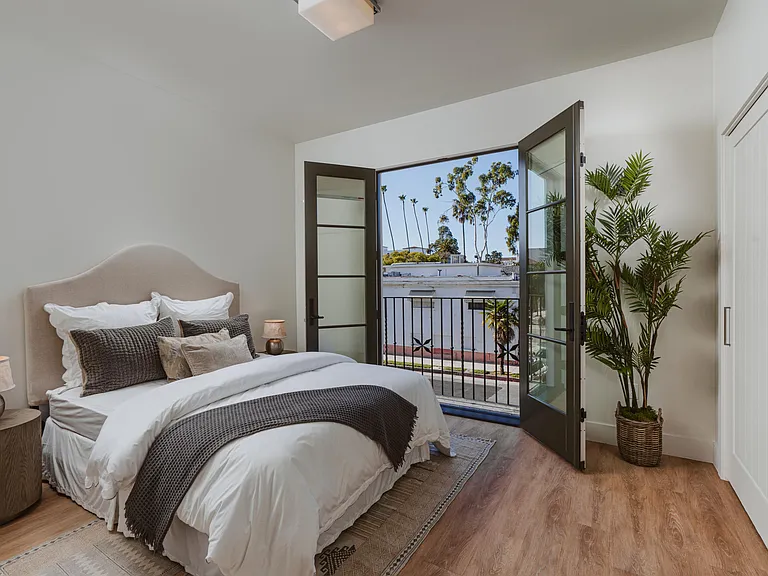 112 E Ortega St #215 — Photo 3