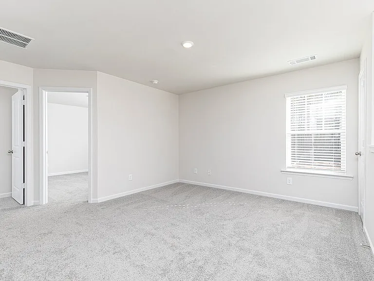 658 Mackenzie Cv — Photo 11