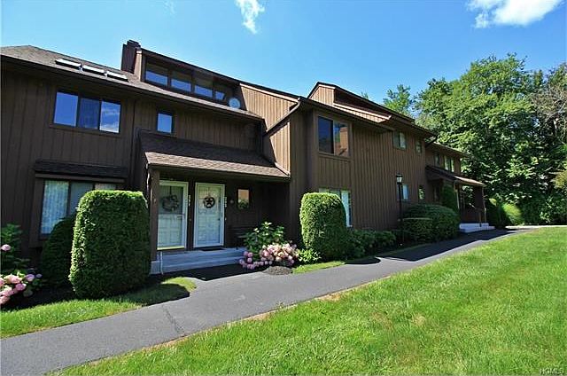 Welcome to Old Farm Lane.  This 2nd floor unit is picture perfect!