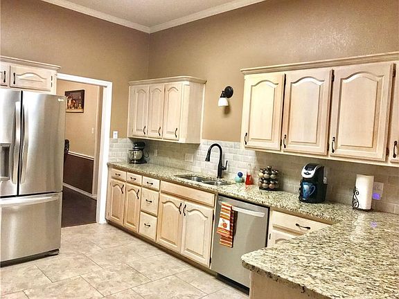 3rd image of 409 Lincoln Oaks Dr