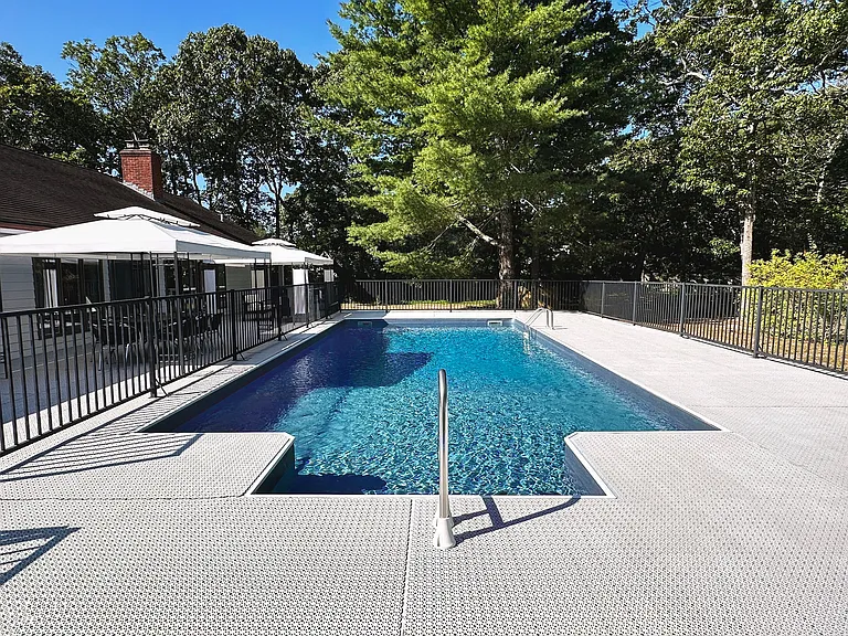 4 Evelyn Ct — Photo 1