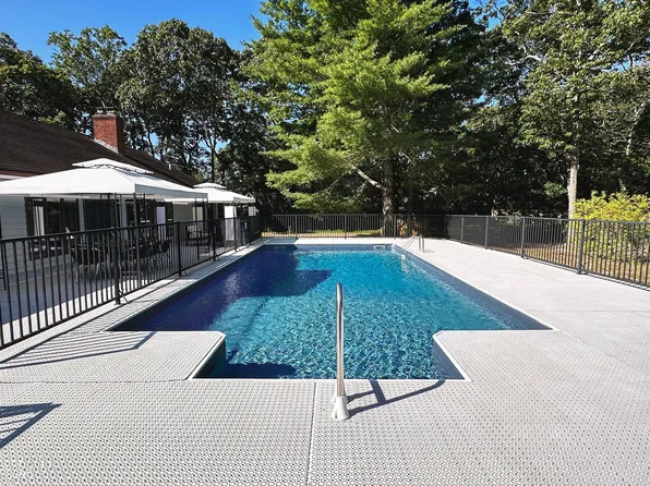 4 Evelyn Ct, Westhampton Beach, NY 11978
