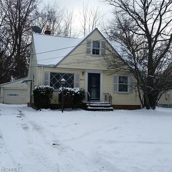 18724 Waterbury Ave photo 1