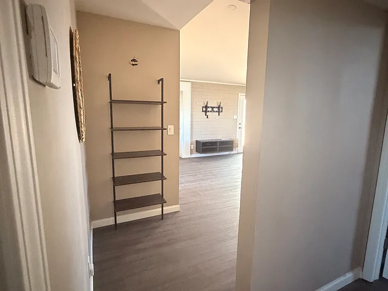 1824 E Don Carlos Ave — Photo 5