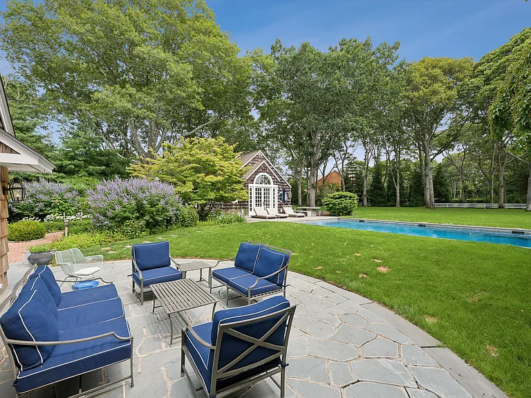 20 Quogue St — Photo 22