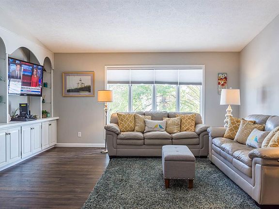 3rd image of 611 W Soutar Dr