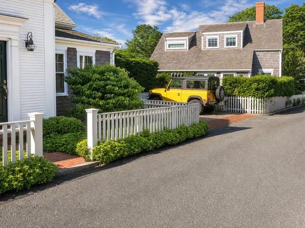44 & 44B Pine St, Nantucket, MA 02554