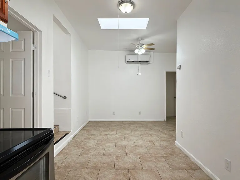 2657 E Monroe St — Photo 2