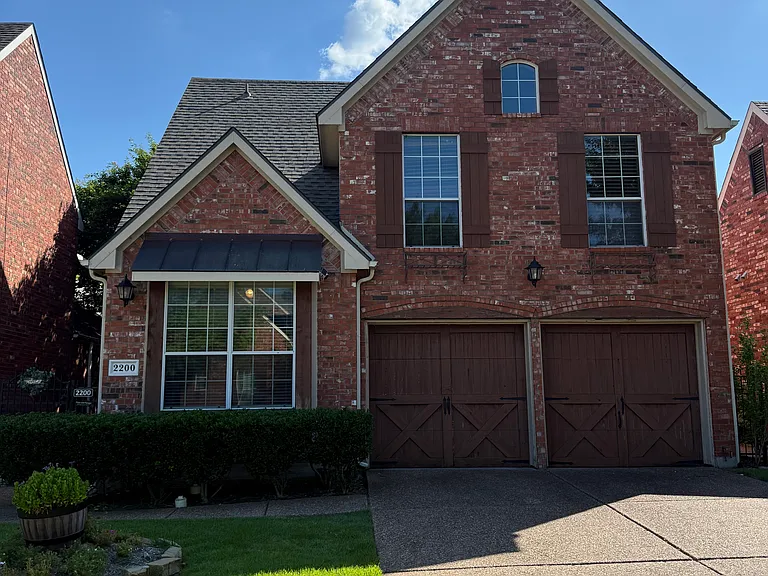 2200 Stone Creek Dr — Photo 1