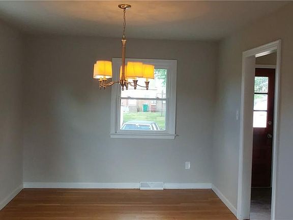 3rd image of 1127 W Augusta Ave