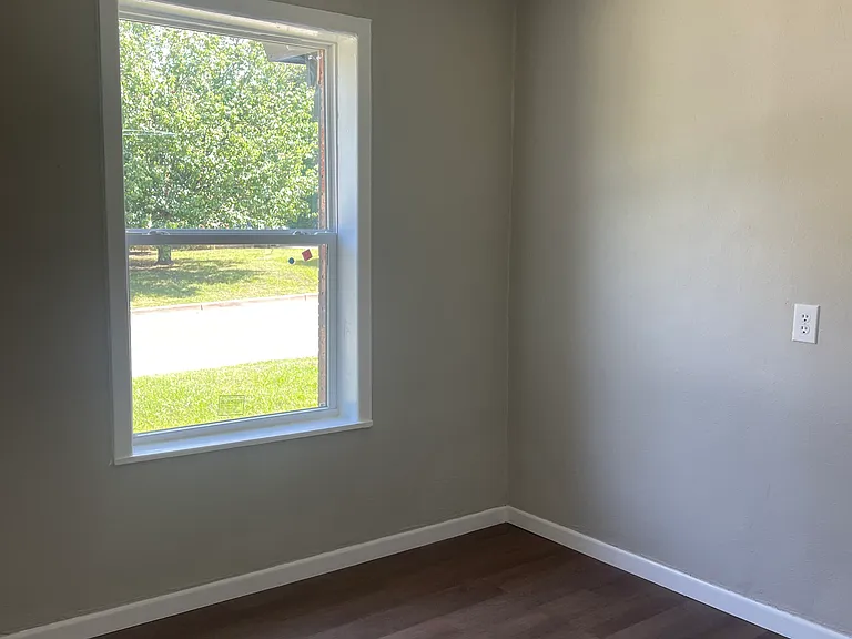 1523 N Englewood Ave — Photo 4