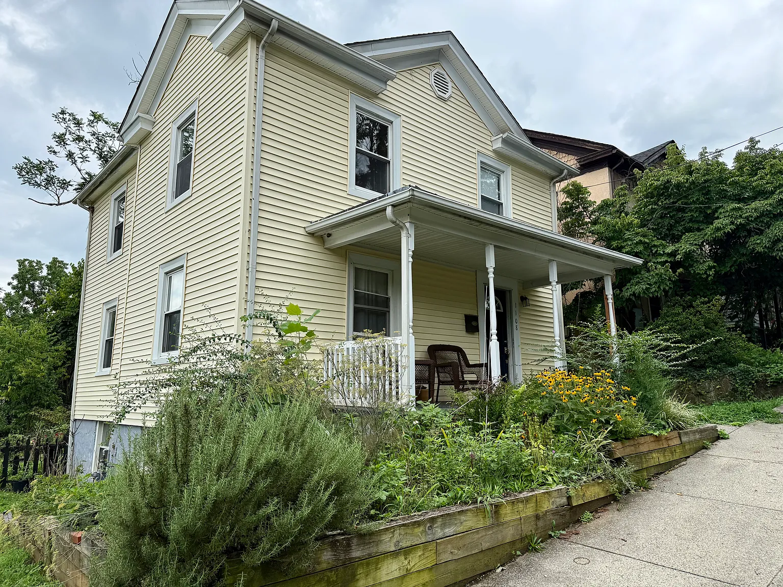 3 bed, 1.5 bath, 1360 sqft, $2,000 — Photo 1