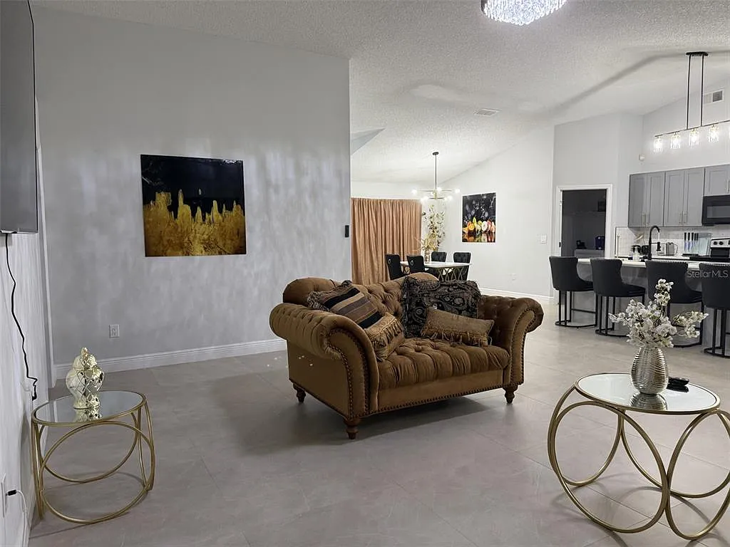 4 bed, 2.0 bath, 2006 sqft, $2,100 — Photo 3
