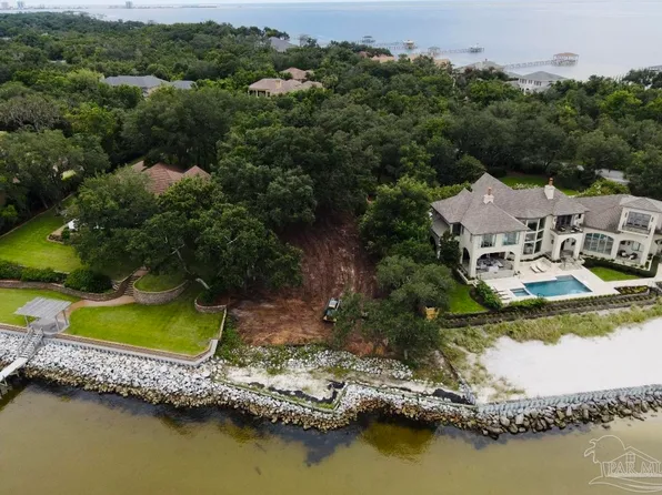 720 Peakes Point Dr, Gulf Breeze, FL 32561