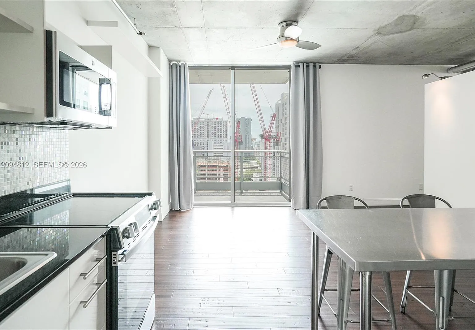 Neo Vertika Condo — Photo 2