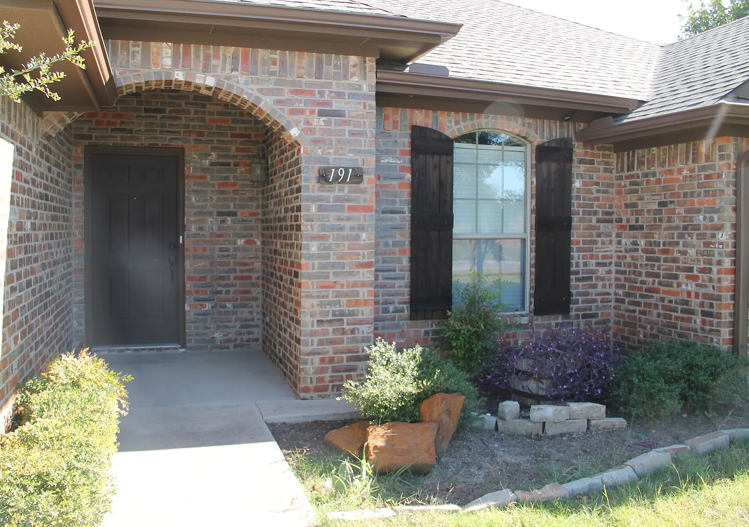 Beautiful house in Sanger. Excellent condition inside an out. — Photo 4
