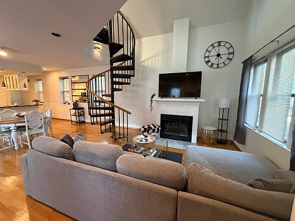 2nd image of 2036 W Charleston St #1F