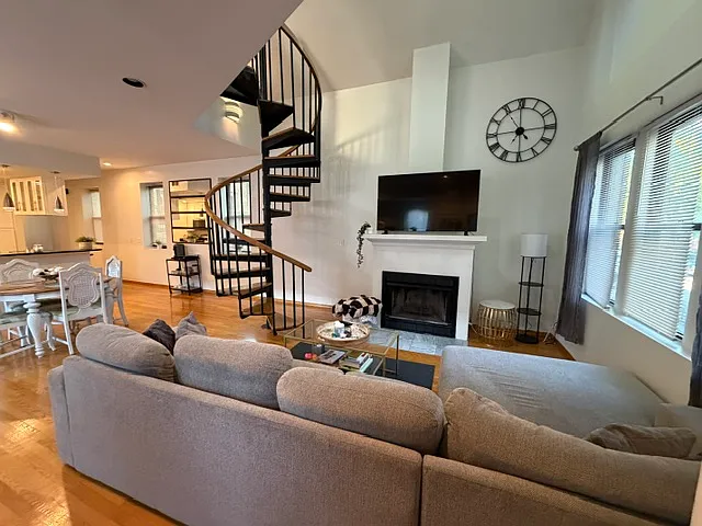 Building Photo - 2036 W Charleston St #1F