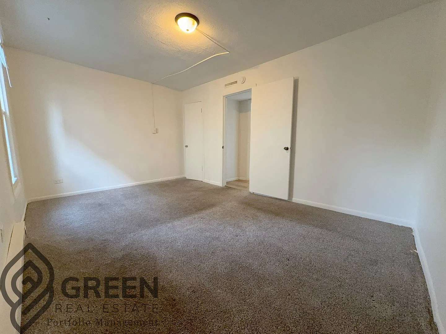 592 N Dearborn Ave — Photo 4