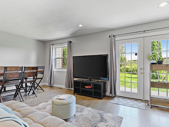 5th image of 404 Williamsburg Way Ct