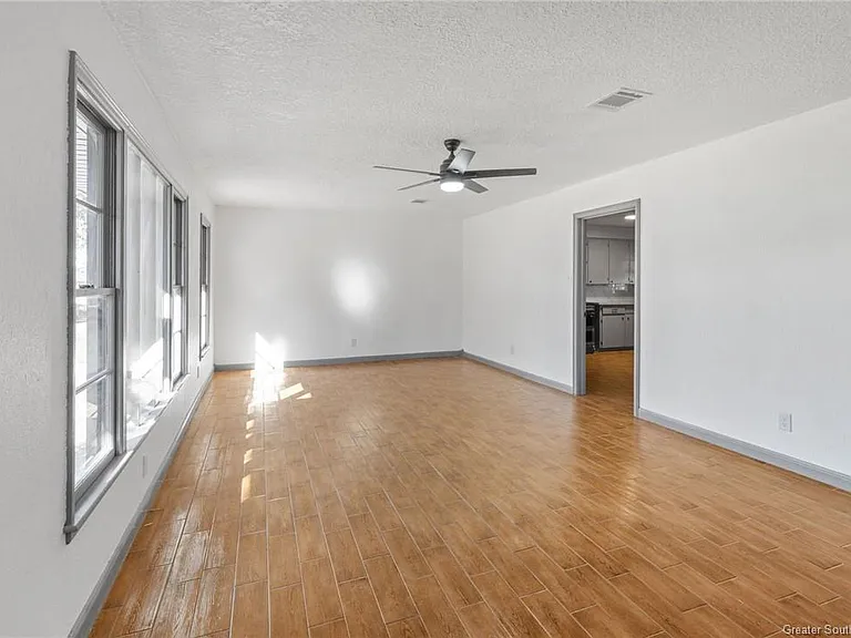2707 Tupelo St — Photo 3