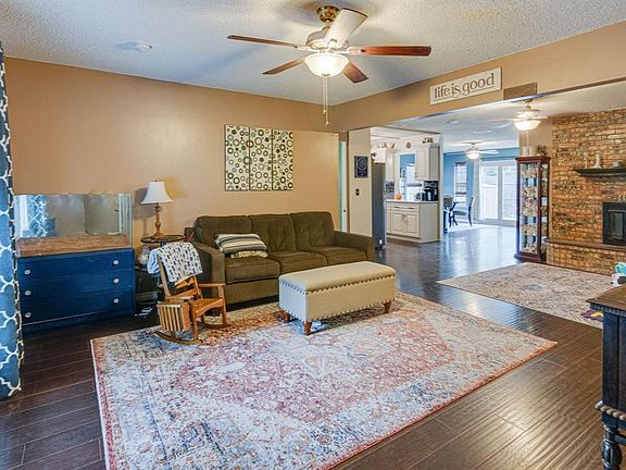 Spascious living area as you walk in