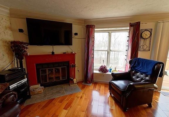 4th image of 4 Woodcrest Dr #4