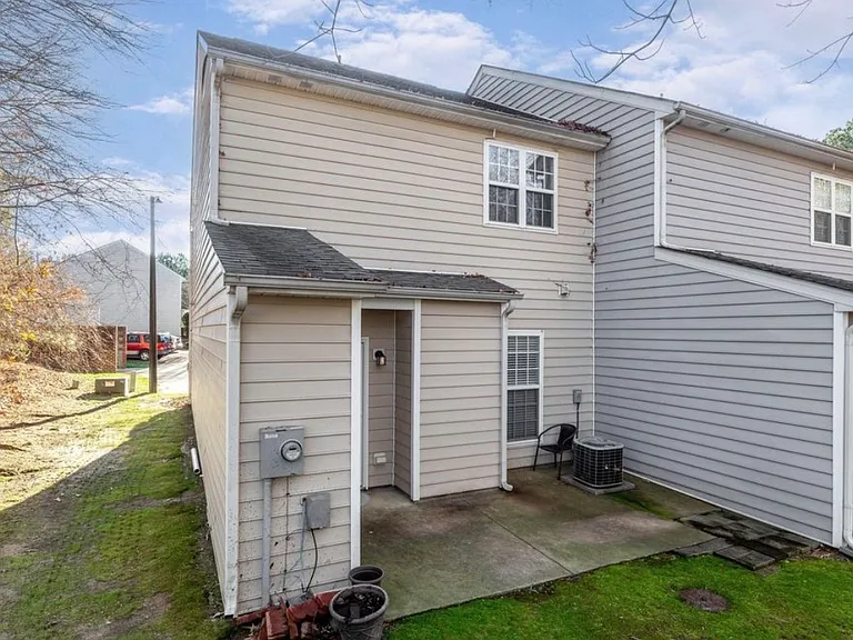 200 Sir William Ln — Photo 20