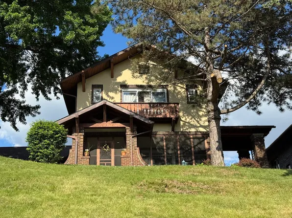 318 N 4th St, Savanna, IL 61074