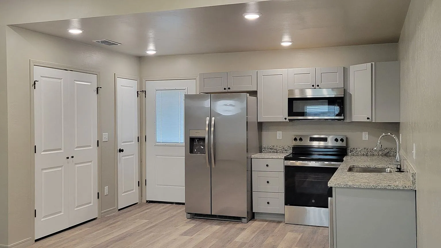 Luxury 2 Bedroom Units — Photo 4