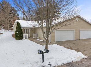 1716 Hillcrest Dr, Baraboo, WI 53913