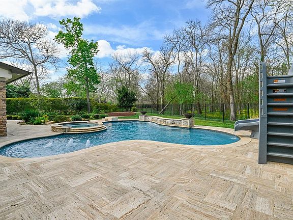 Great backyard views of the pool on this amazing outdoor living area. Surrounded by mature trees and endless vegetation, all that's missing is you!
