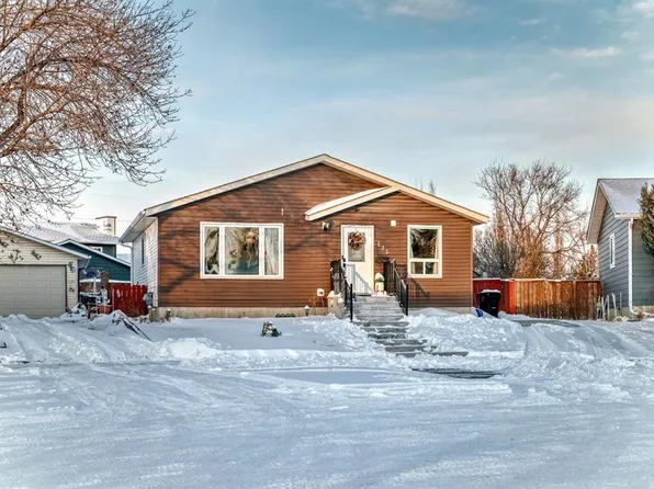 131 S Huntstrom Dr NE, Calgary, AB T2K 5V6