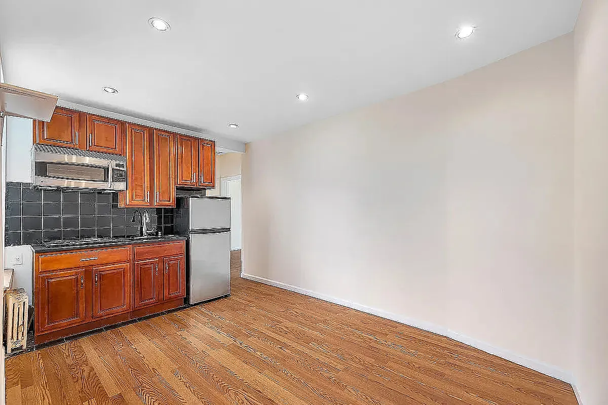 619 East Fifth Street — Photo 3