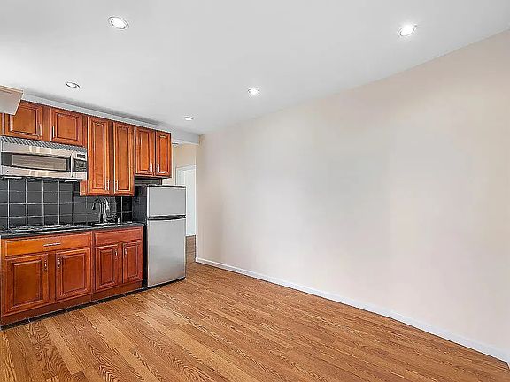 2nd image of 619 E 5th St APT 30W
