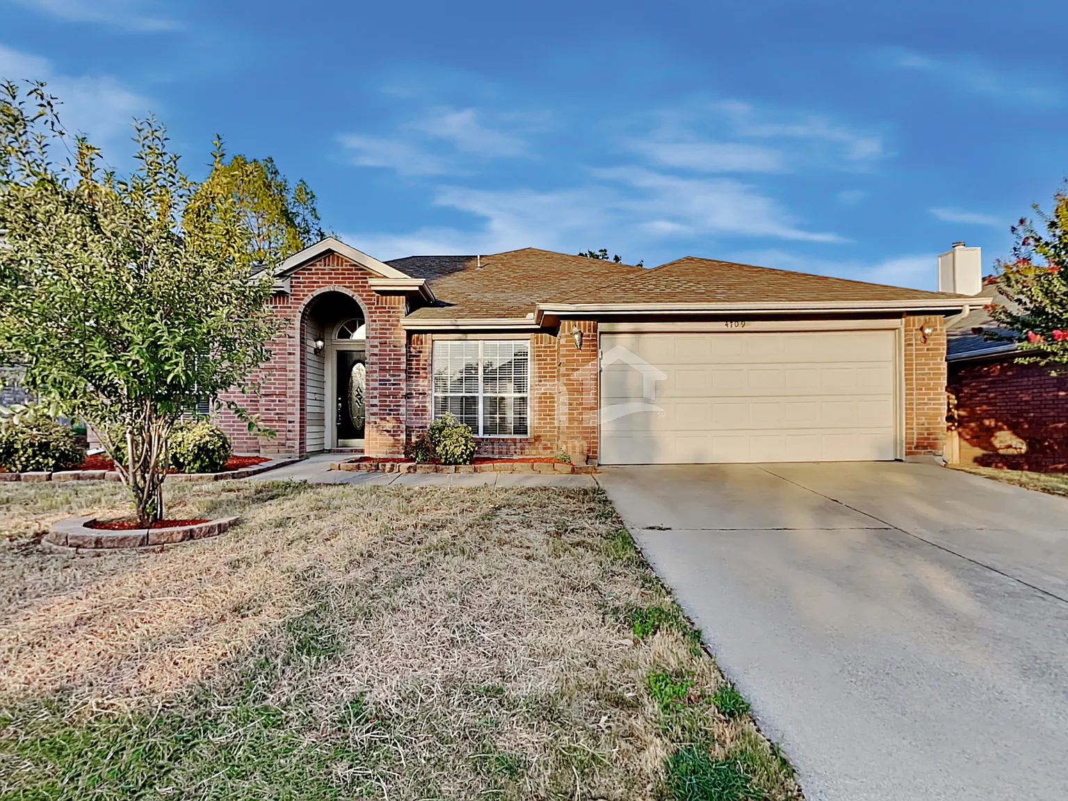 4 bed, 2.0 bath, 2201 sqft, $2,580 — Photo 1