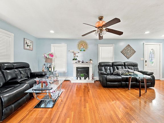 3rd image of 20 Bell St