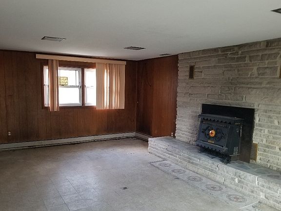 3rd image of 418 Spencer Ln