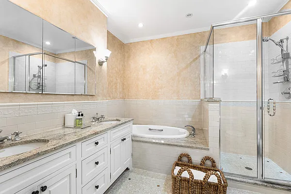 Sold by Vandenberg | media 9