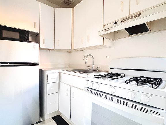 2nd image of 370 W 52nd St APT 2D