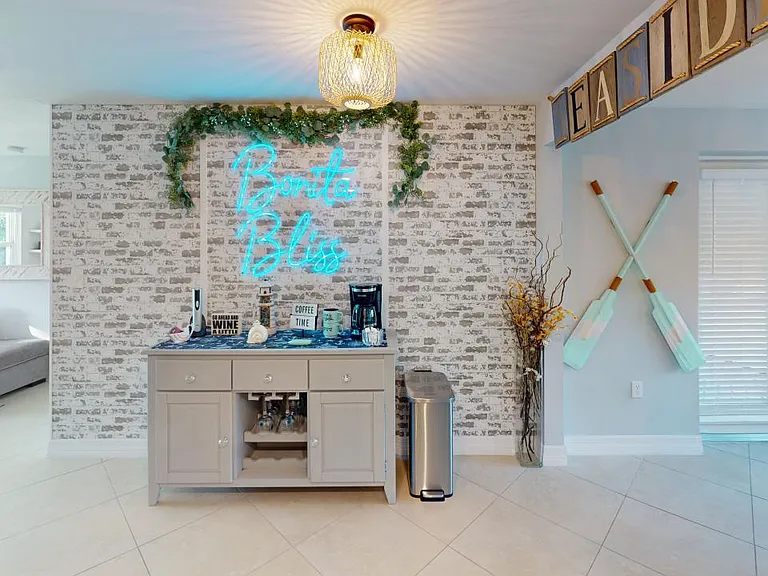 560 E Valley Dr — Photo 11