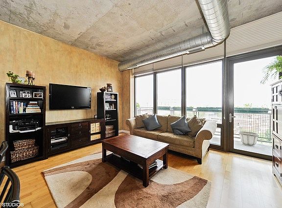 5th image of 1000 N Kingsbury St APT 605