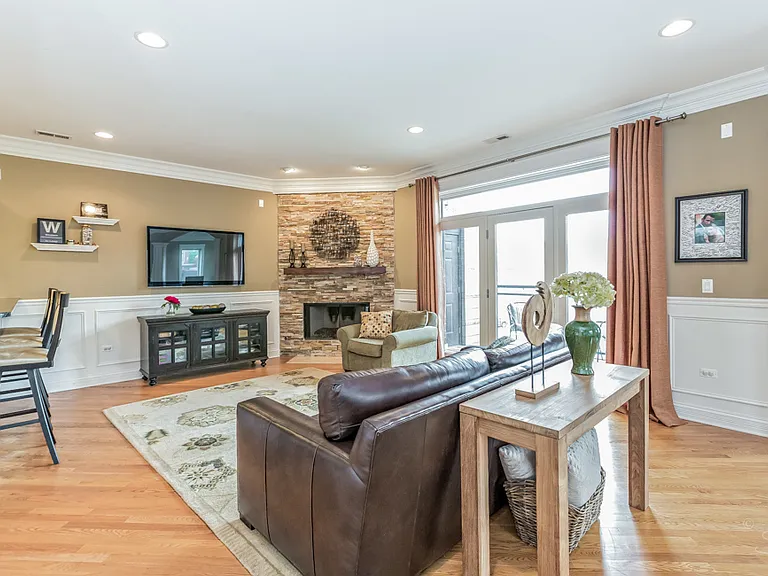 2450 W Montrose Ave #2W — Photo 6