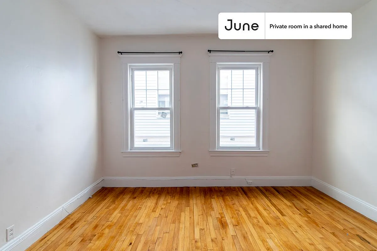 Queen bedroom in 4 bed/1 bath home in Dorchester Center #1733 B — Photo 2
