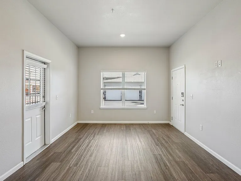 Horseshoe Apartments — Photo 8