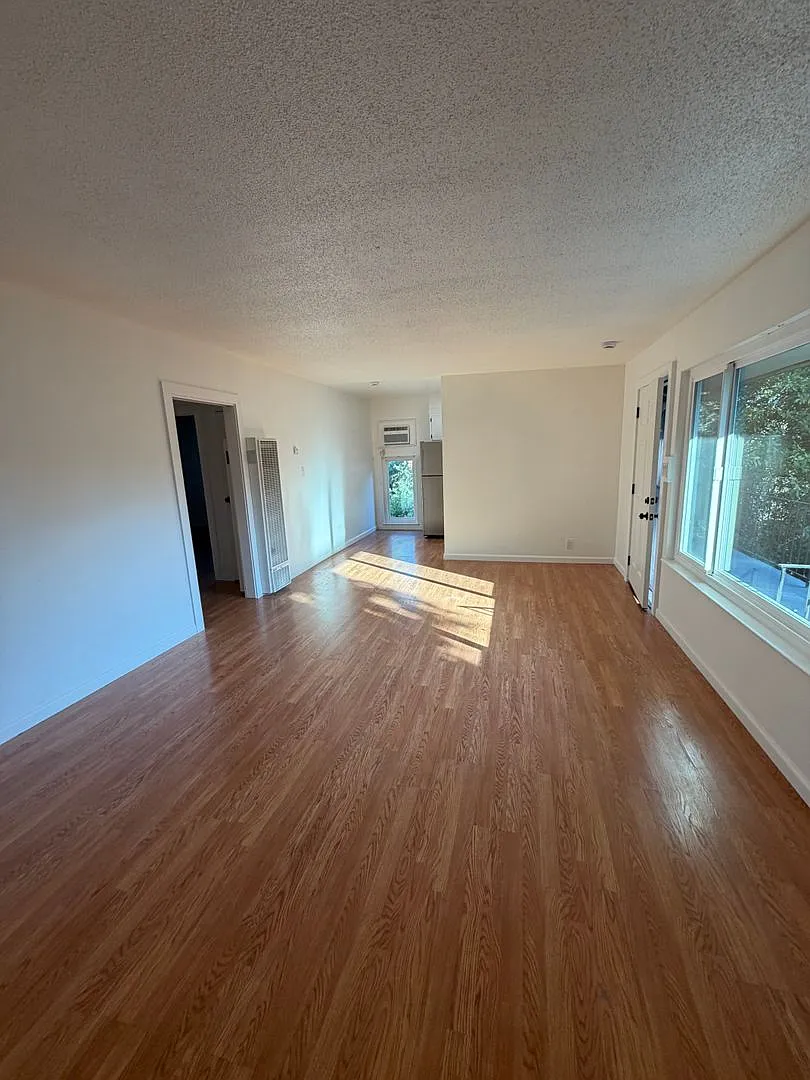 2-bedroom 1 bath upper unit apartment in a 4 unit complex — Photo 3